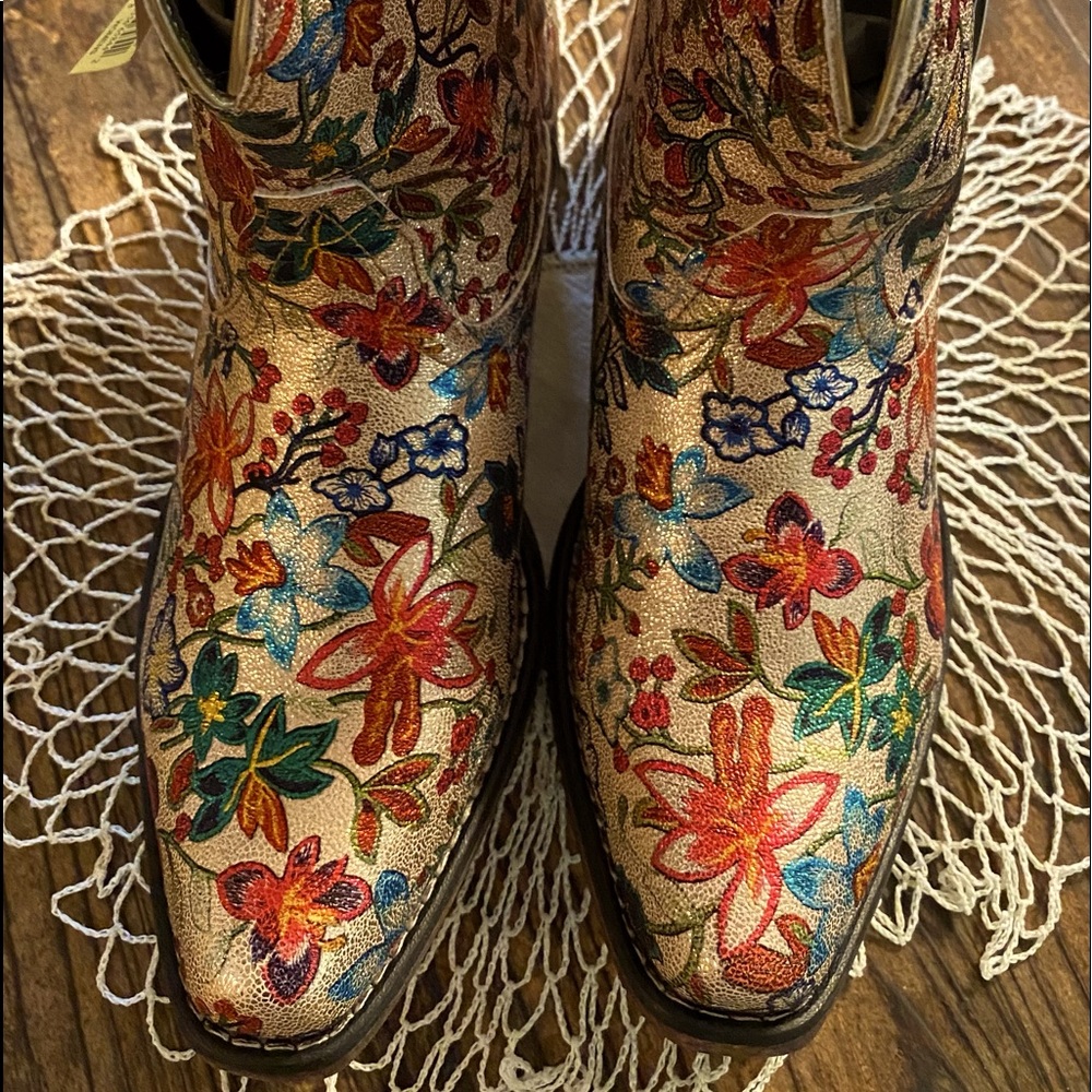 Women’s Roper Boots    Size 8